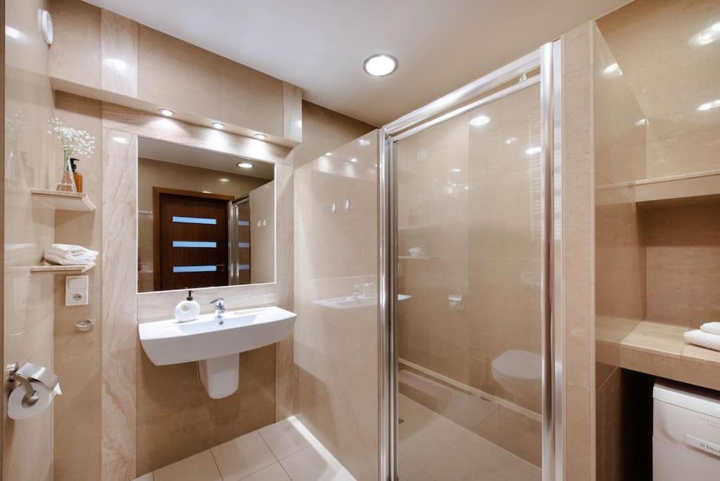Wygodny Apartament Przy Dworcu Cracovia Esterno foto