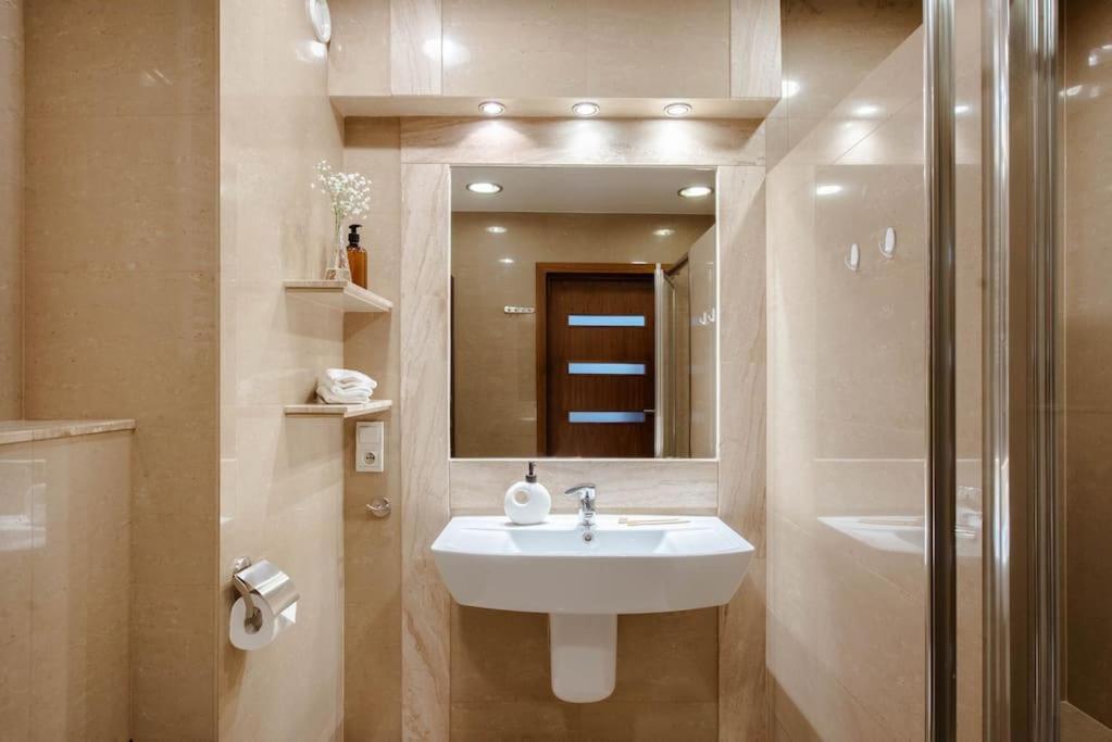 Wygodny Apartament Przy Dworcu Cracovia Esterno foto